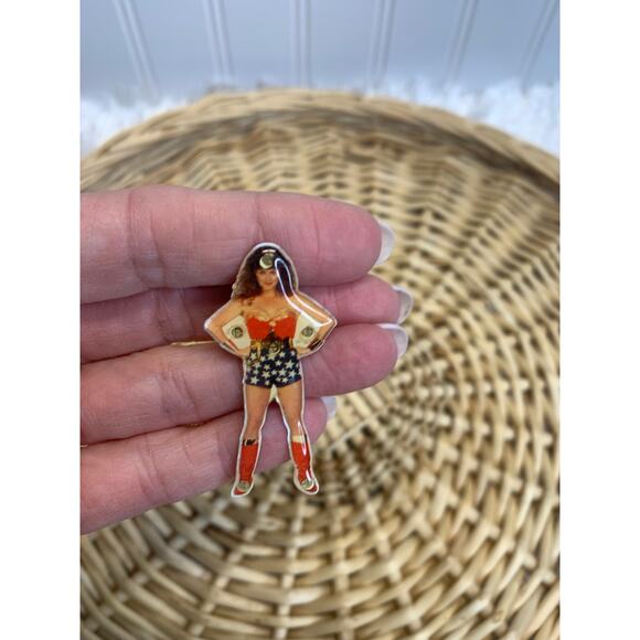 Wonder Woman Magnet Back Screws Off - Picture 1 of 4